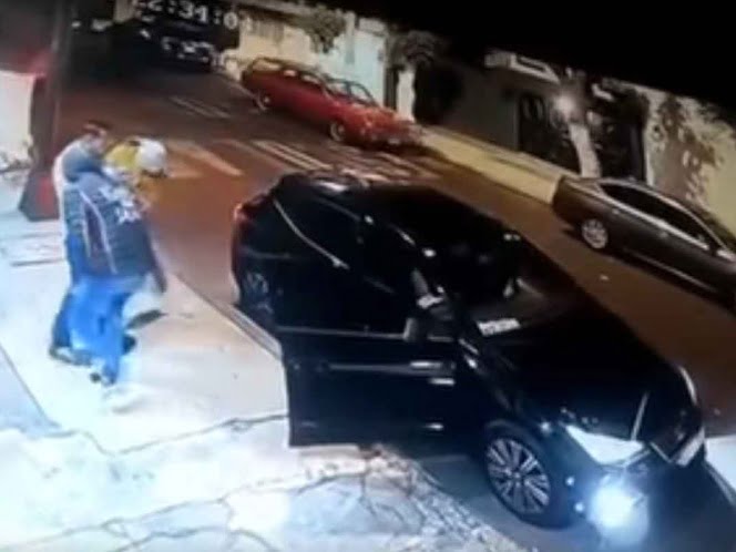 Captan robo de vehículos a hombre que iba con un bebé en Azcapotzalco
