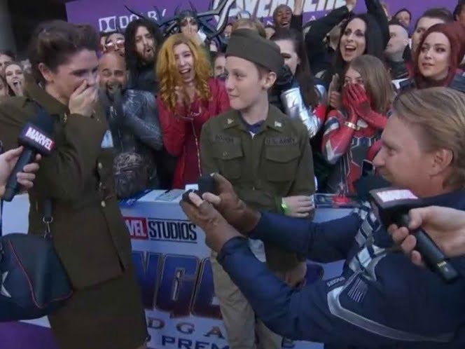 En premiere de Avengers fan le pide matrimonio a su novia