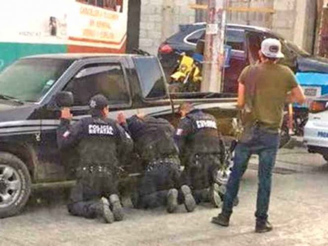 Despojan y arrodillan a policías en Puebla; hubo dos hechos el fin de semana