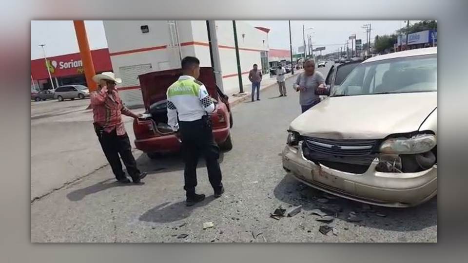 Chocan en la entrada de Soriana, hay 3 lesionados