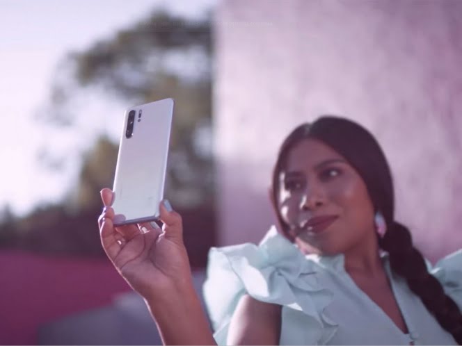 Yalitza Aparicio protagoniza video para el Huawei P30