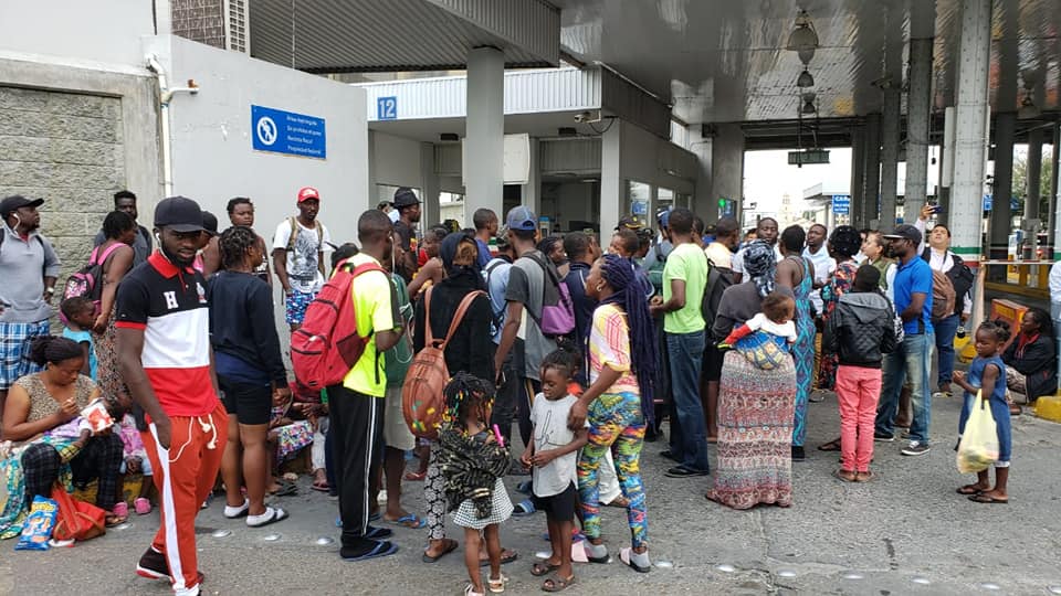 Se congregan africanos en el puente 1, solicitan agilizar trámite de asilo humanitario.