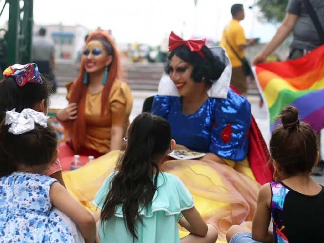 Por leer cuentos a niños… denuncian a Drag Queens