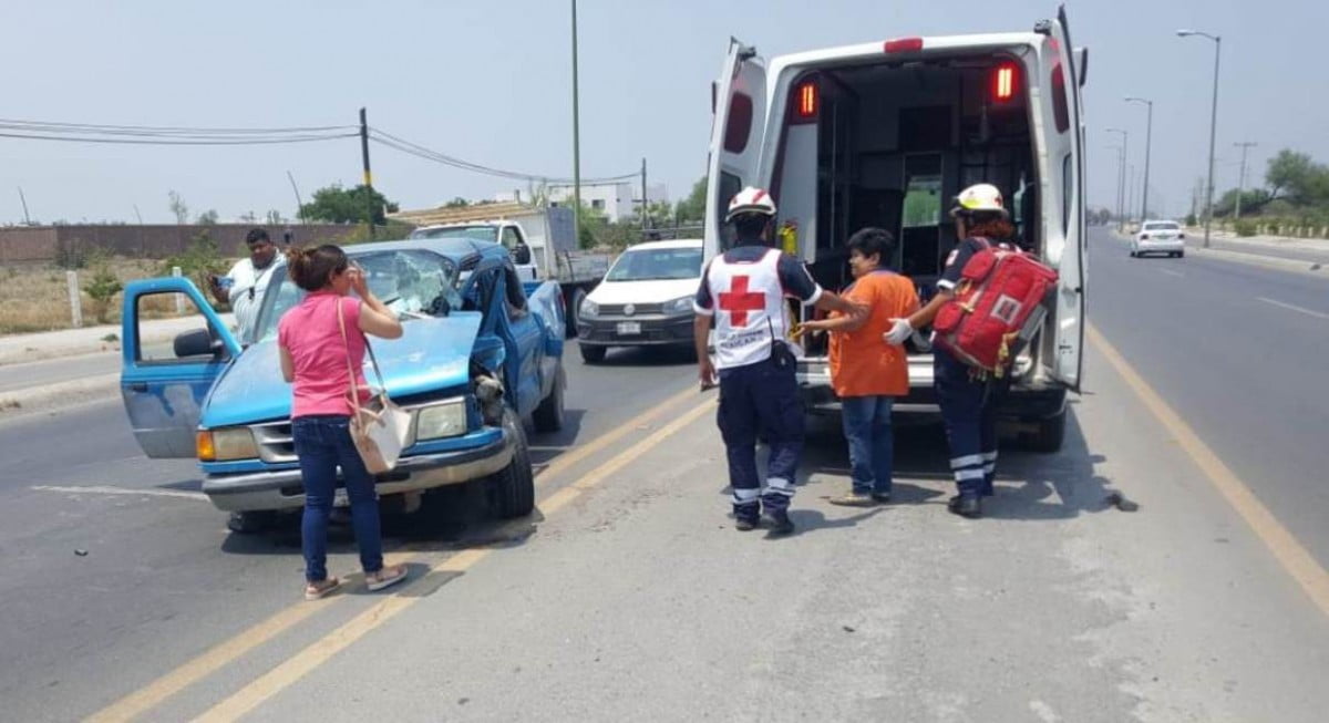 Vive de milagro tras chocar contra camión de volteo