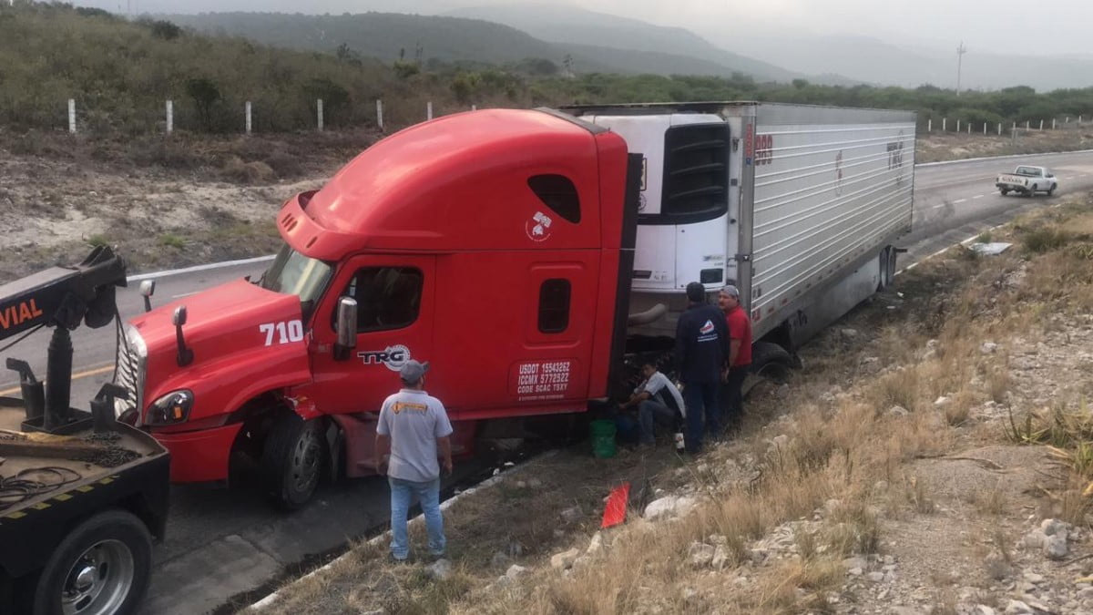 Se le mete entre las llantas a tráiler y causa fuerte accidente en la Victoria-Tula