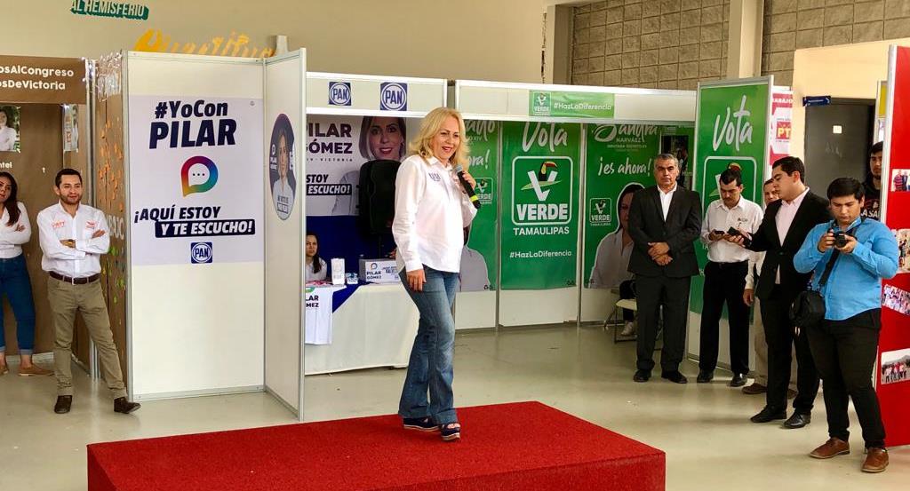 Presenta Nora de los Reyes propuestas a estudiantes de derecho