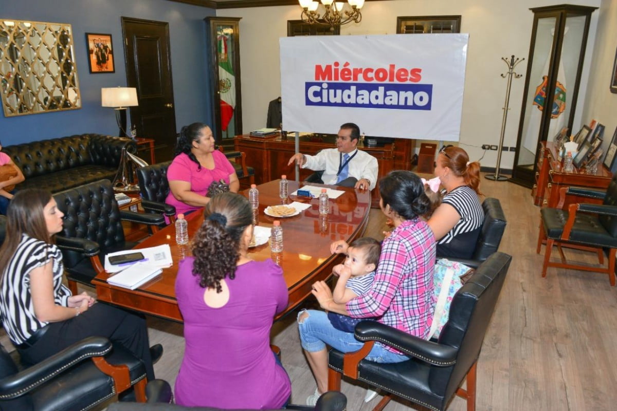 Recibe alcalde en su oficina a vecinos de El Campanario, Valles de Anáhuac y Olivos