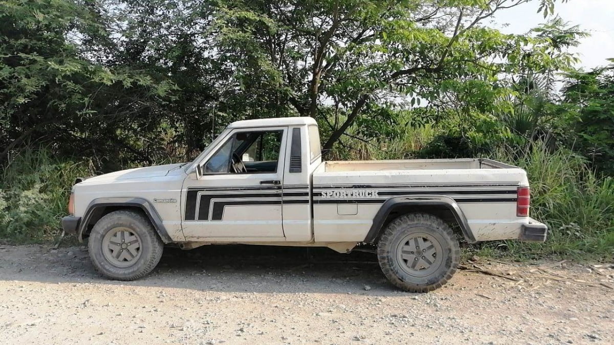 Hallan camioneta robada en brecha de un ejido en Mante