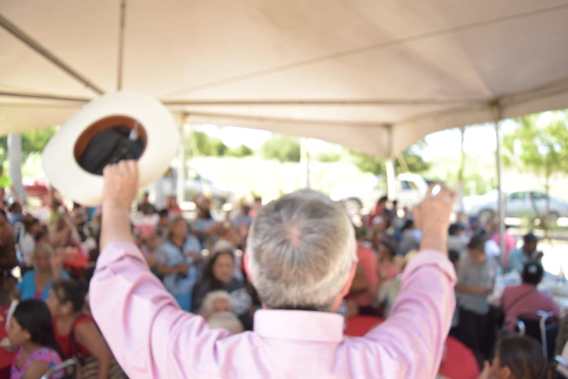 Pide Etienne frente común para romper la “mayoría” en el Congreso