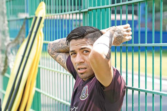 Javier Aquino también renunció a la selección