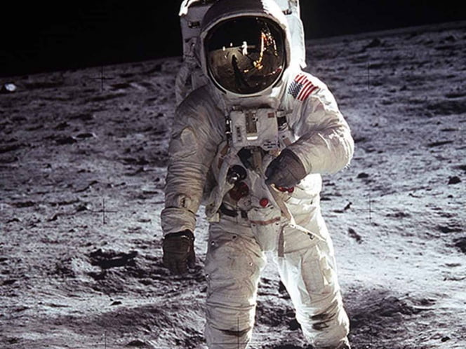 Subastarán el manual para viajar a la luna