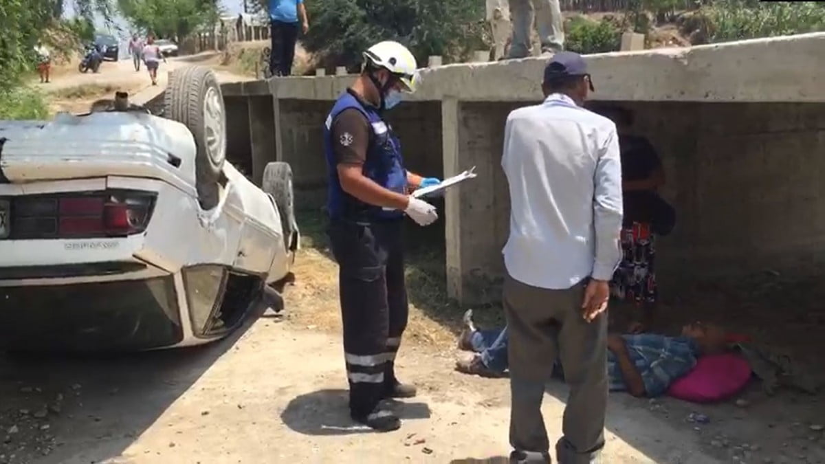 Cae de puente con todo y vehículo en ejido de Güémez