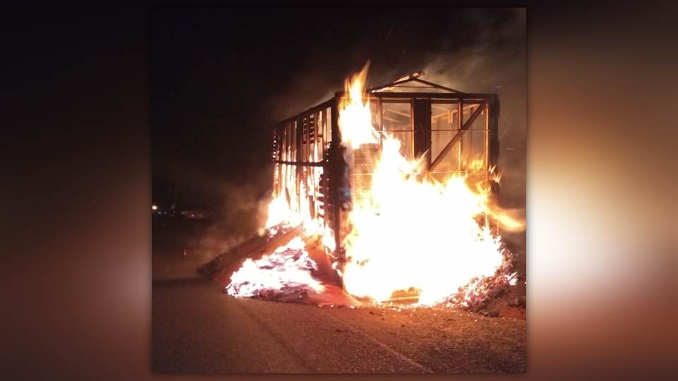 Se incendia caja de trailer que transportaba sorgo en la Rumbo Nuevo