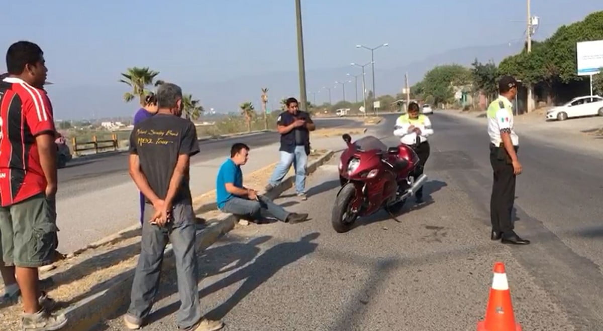 Motociclista se estampa contra automóvil en el Praxedis Balboa