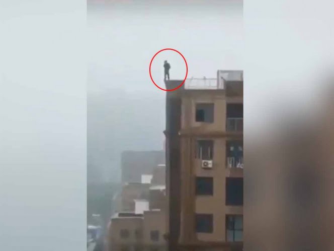 Resbala y cae estrepitosamente de un edificio, solo por una selfie