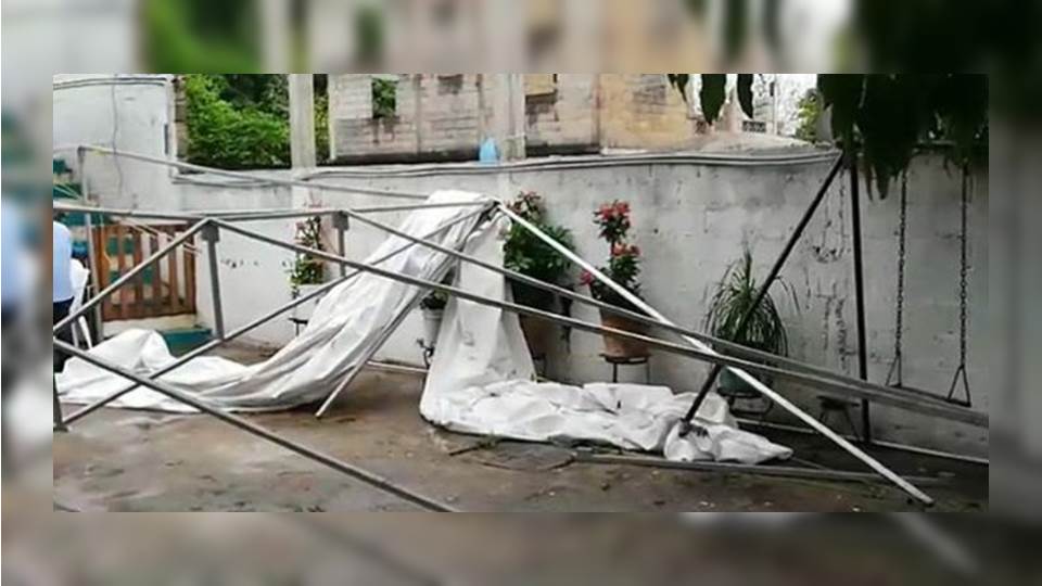 Le cae toldo encima a sexagenaria cuando hacía fila para votar en Ciudad Madero