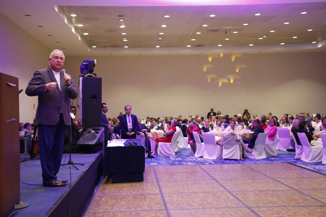 Reconocen a profesores con más de 40 años de servicio