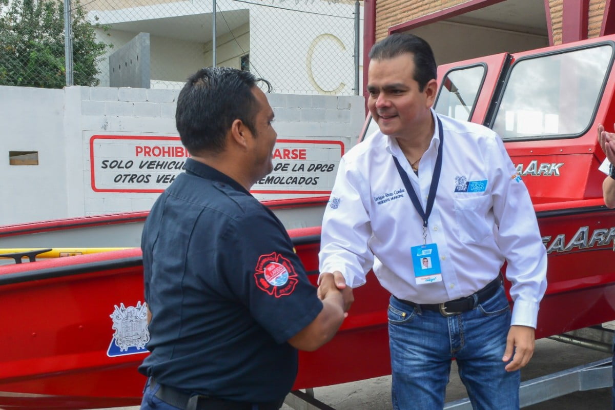 Entrega Enrique Rivas una lancha de rescate a PC y Bomberos