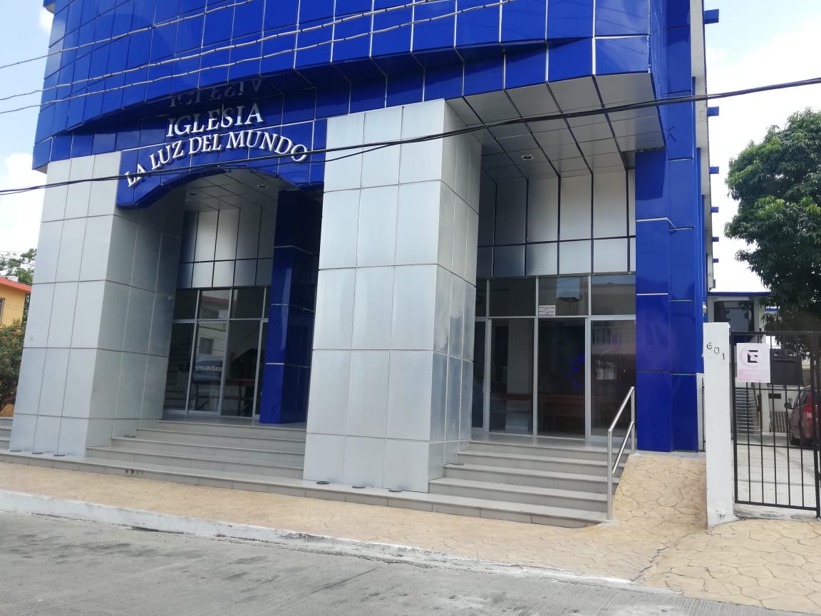 Orán por su líder en la iglesia La Luz del Mundo en Tampico