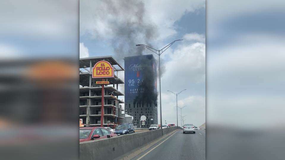 Se incendia edificio en construcción en Monterrey
