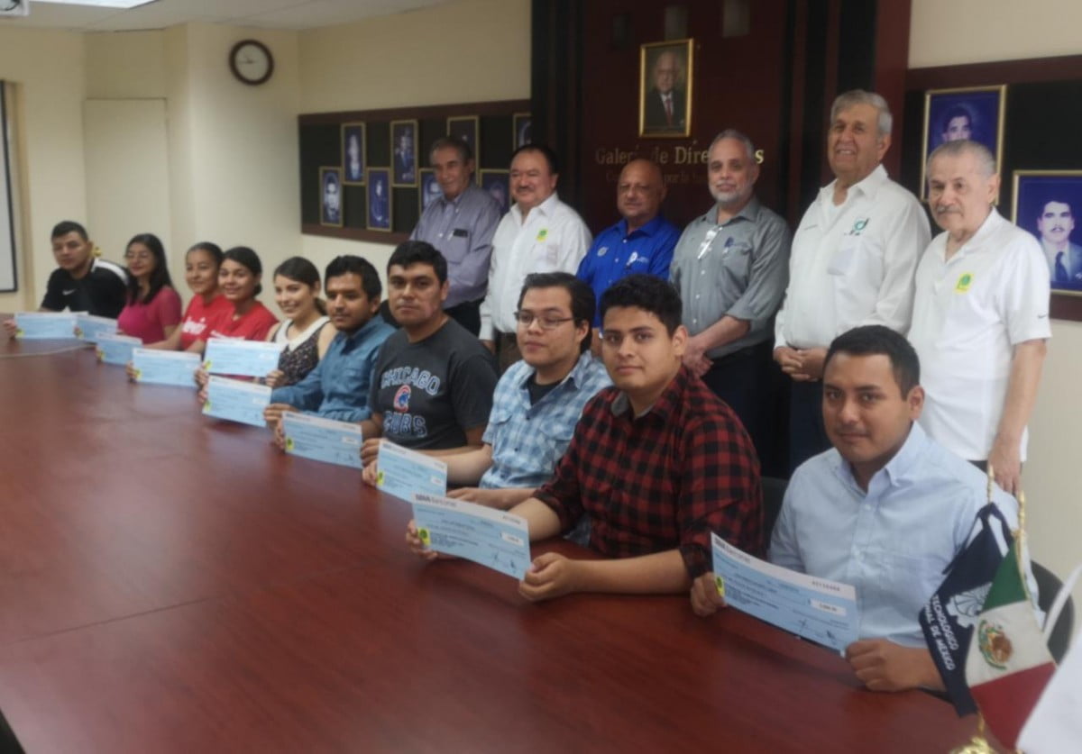 Patronato del CINL entrega apoyos  a estudiantes del TEC de Nuevo Laredo