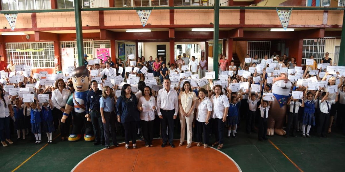 Nombra Chucho Nader Inspectores Honorarios a los Alumnos de la Primaria «López Mateos»