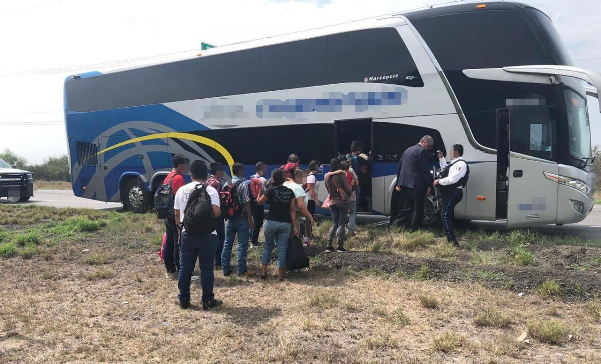 Rescatan 15 migrantes más, viajaban en un autobús de Transpais