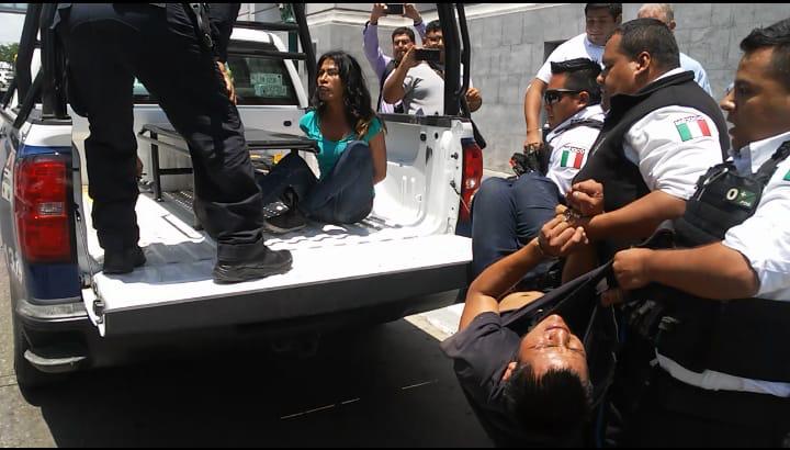 Golpea a vigilante municipal por impedir a su pareja transexual entrar al baño de mujeres, en Tampico