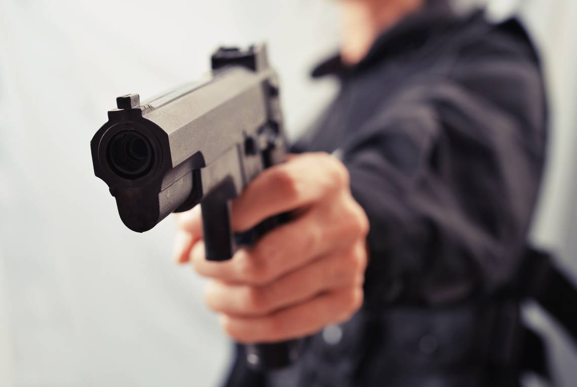 Recomiendan a negocios uso de armas para defenderse contra robos