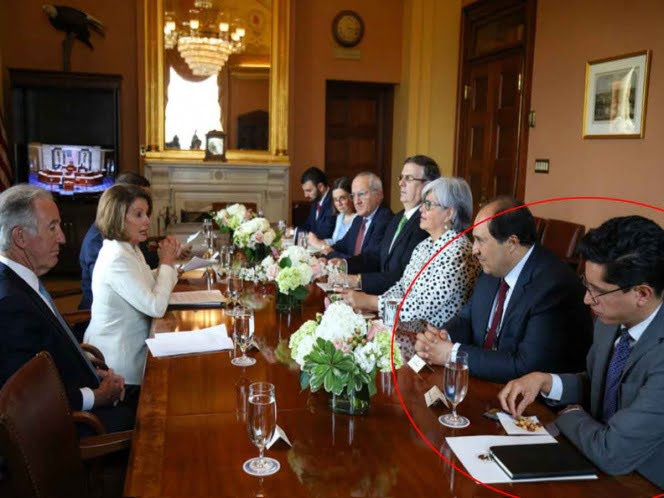‘Lord Cacahuates’ se viraliza por comer en reunión del T-MEC