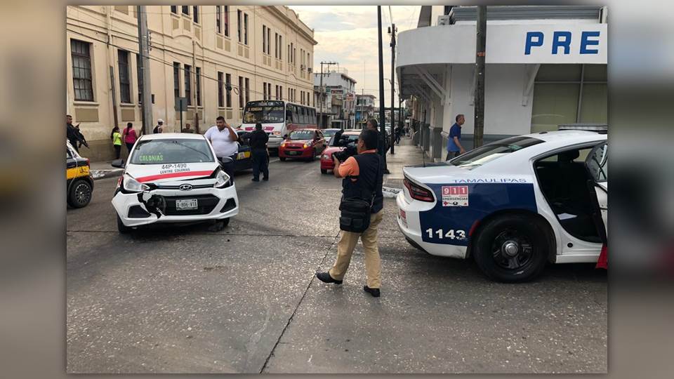 Elementos de la Policía Estatal protagonizan choque por pasarse un alto