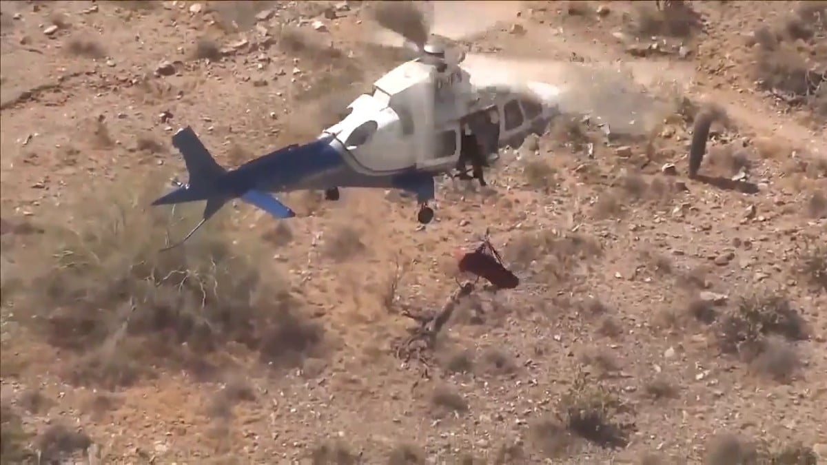 Abuelita gira fuera de control mientras cuelga de un helicóptero de rescate