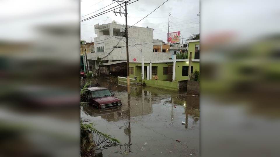 Agua alcanza el metro de altura tras fuerte lluvia en la zona sur