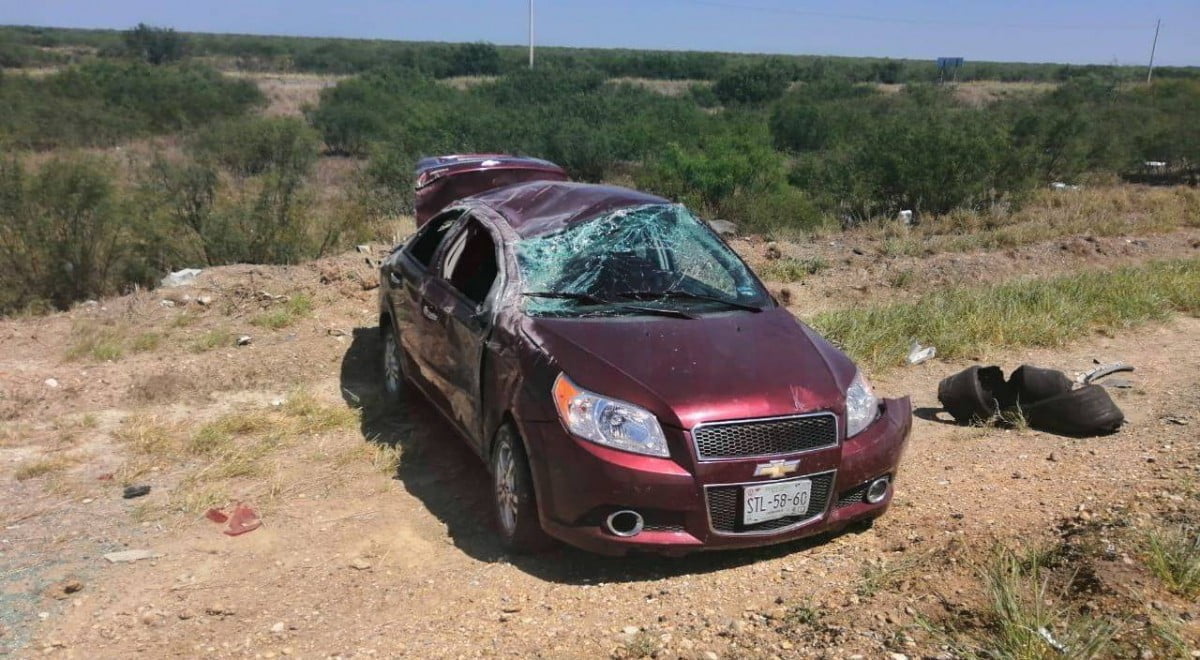 Vuelca familia en la carretera Nacional de Nuevo Laredo