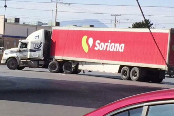 Aseguran tráiler pirata de Soriana en Veracruz; llevaba 150 migrantes