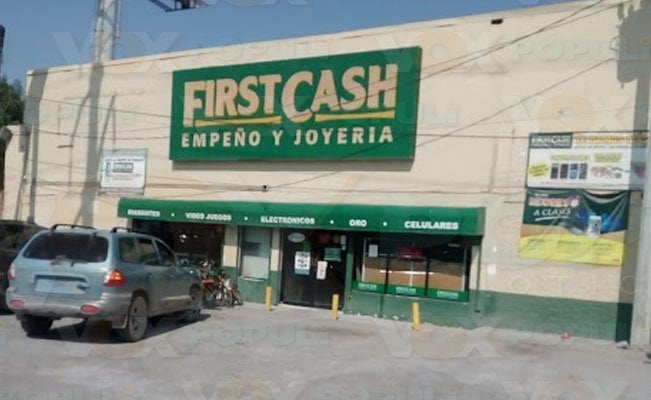 Asaltan First Cash; ladrones abren boquete con un mazo