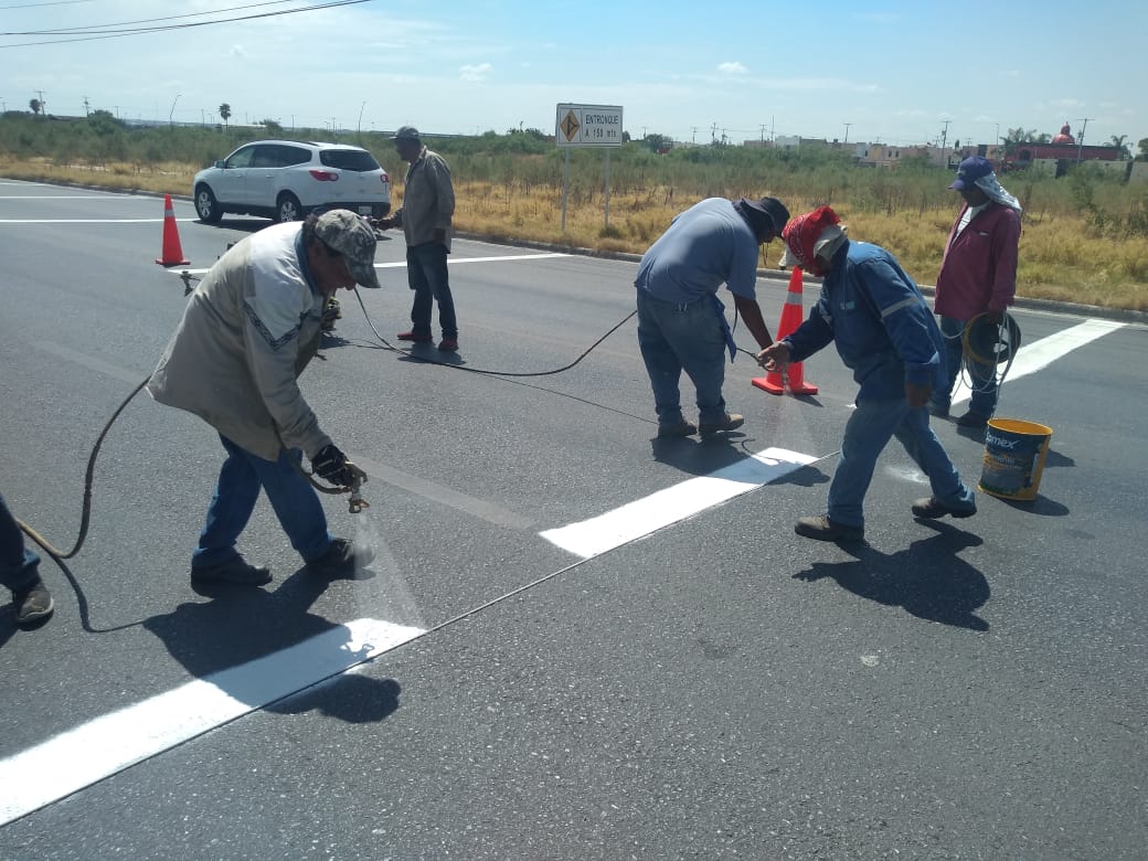 Pintan señales viales en la Antigua Carretera Nacional y previenen percances
