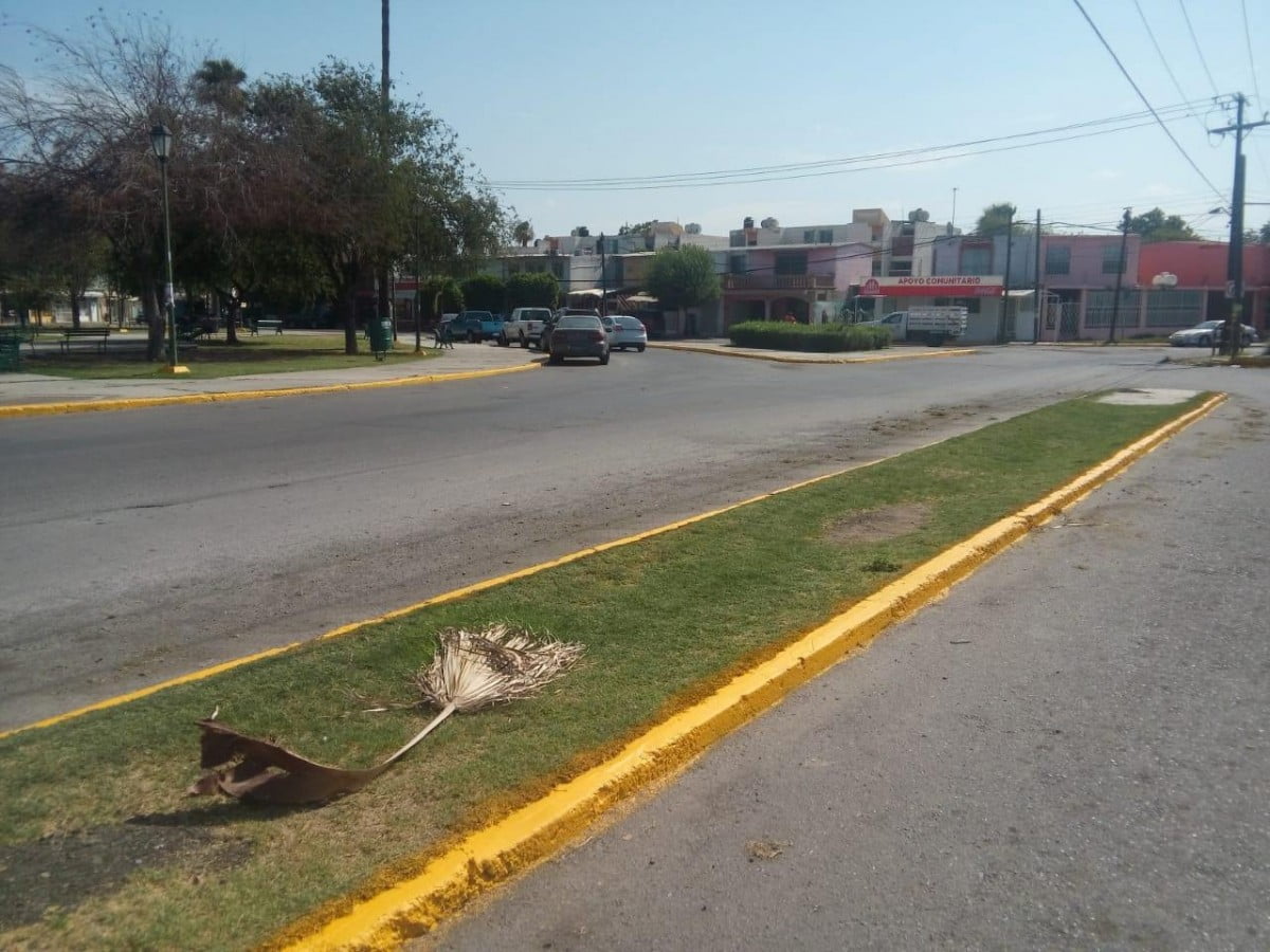 Dan mantenimiento a señales viales en la colonia Infonavi en Nuevo Laredo
