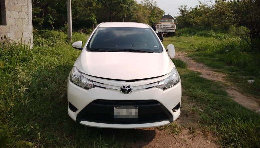 Otro automóvil abandonado resulta con reporte de robo