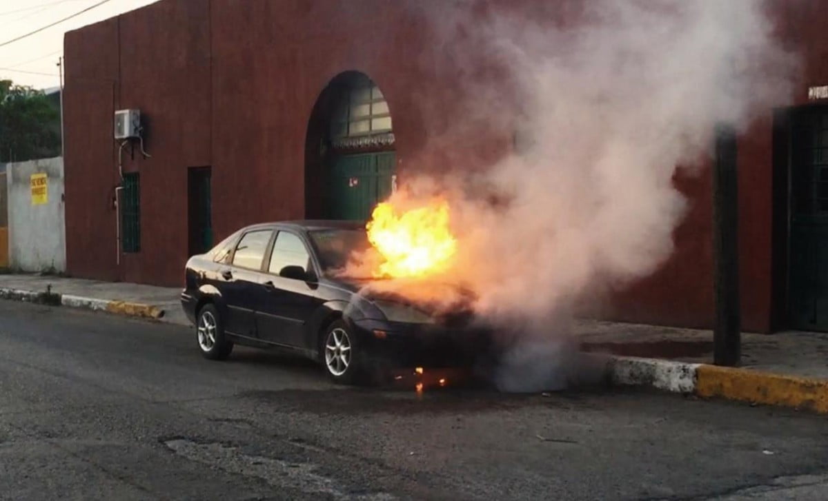 Mujer pierde su vehículo en incendio, todo por un corto en uno de los faros