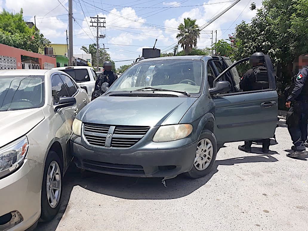 Rescatan a secuestrado, plagiarios lo abandonan maniatado en camioneta