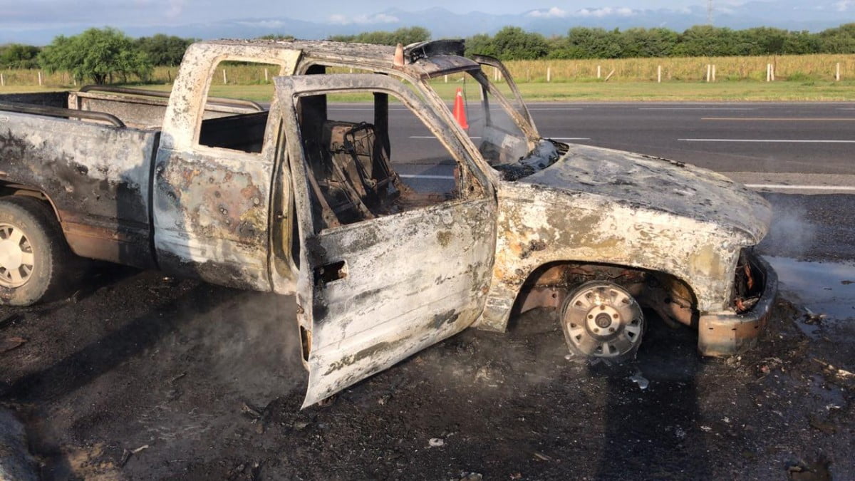 Fuego consume camioneta en la Victoria-Zaragoza
