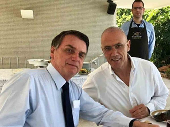 Foto de Bolsonaro es criticada por pésimo photoshop