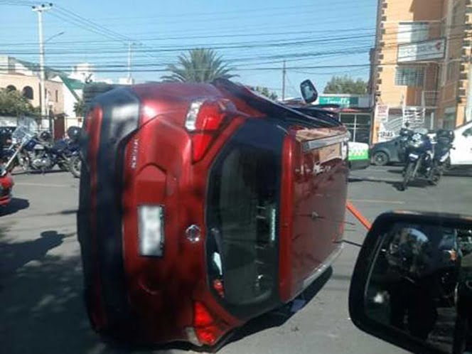 Vuelca en Hidalgo camioneta de diputada de Morena