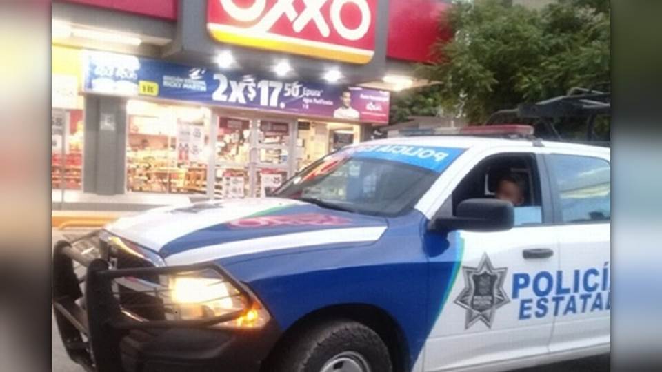 Intentan robar Oxxo metiéndose por la ventanilla de la puerta principal; son detenidos