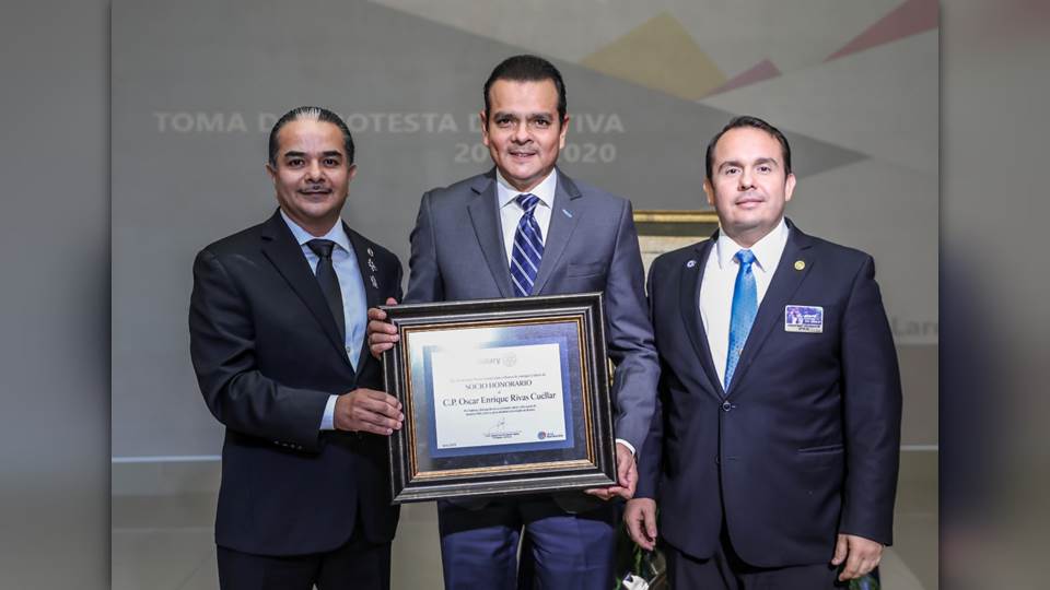 Recibe Enrique Rivas el título de Socio Honorario de Rotario NLD