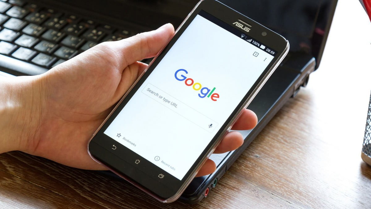 Google confiesa que sí escuchan pláticas de la gente… aveces .