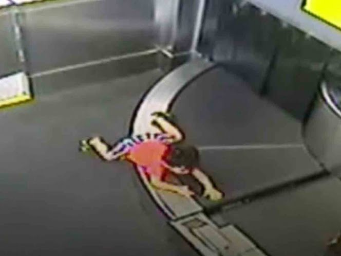 Niño vive pequeña aventura al ser ‘tragado’ por cinta transportadora en aeropuerto