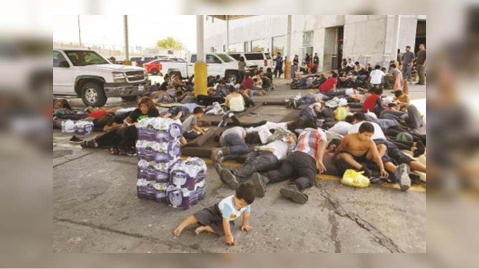 En Nuevo Laredo toman estacionamiento de Aduana como albergue
