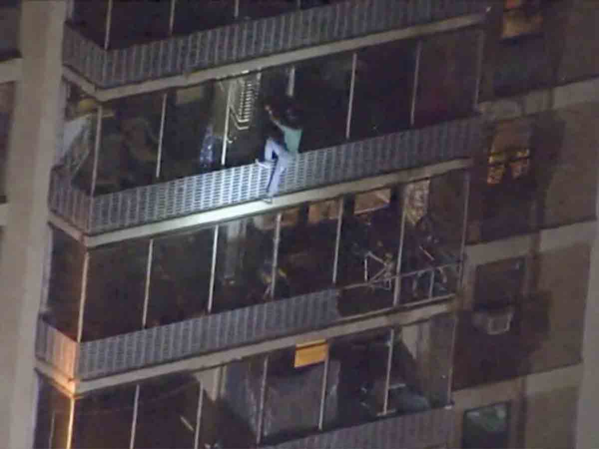 Hombre logra escapar de terrible incendio como Spider-Man